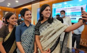 Shruti Sharma IAS (UPSC TOPPER) Age, Marksheet, Answer Copy, Biography ...